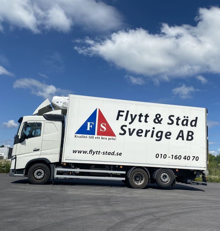En flyttlastbil med logotype Flytt & Städ Sverige AB