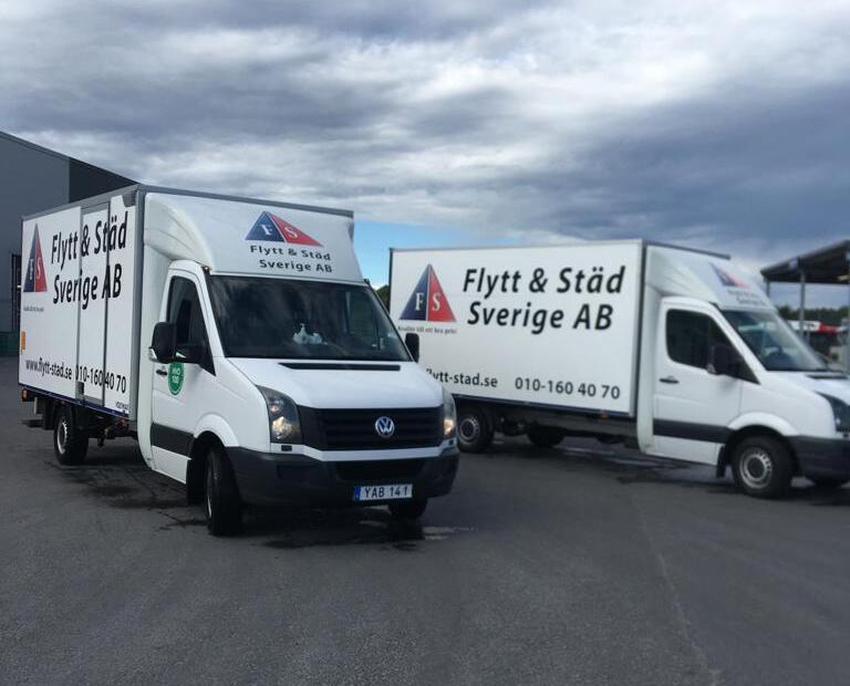 Två flyttbilar utanför kontor